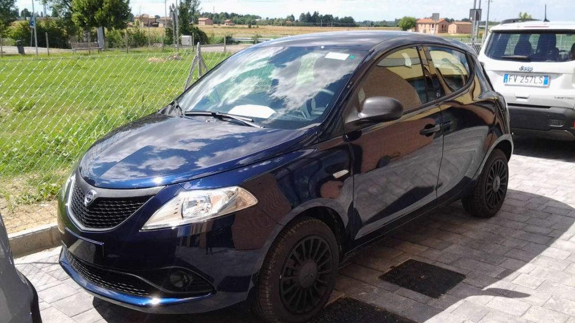 Noleggio Auto Breve Termine LANCIA YPSILON ELEFANTINO BLU 1.2 BENZ anche Online a Reggio Emilia con Andreotti Car Service