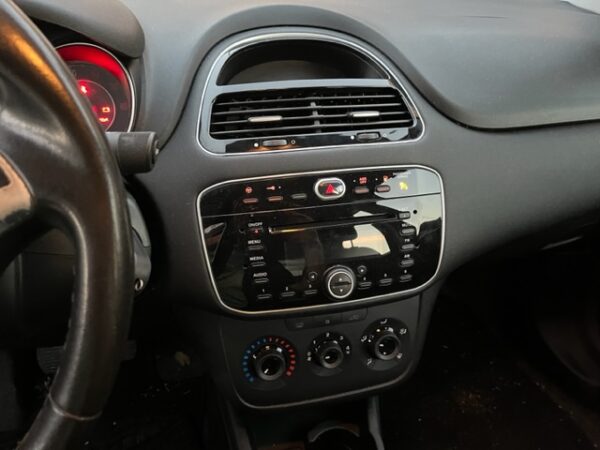 Fiat Punto 1.4 8V 5 porte Natural Power Lounge kw 57 NEOPATENTATI - immagine 4